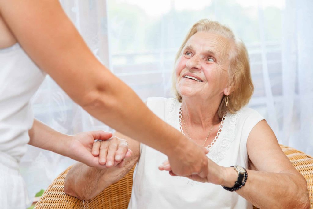Companhia para idosos: 5 razões para contratar um cuidador