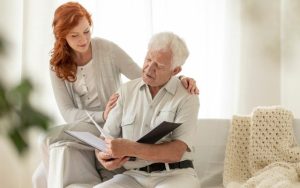 O cuidador de idosos é o profissional habilitado a exercer variadas atividades quando se pensa no cuidado com a pessoa idosa.