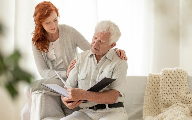 O cuidador de idosos é o profissional habilitado a exercer variadas atividades quando se pensa no cuidado com a pessoa idosa.