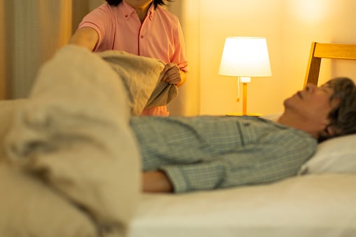 Em qual momento devo optar por um cuidador de idosos noturno?